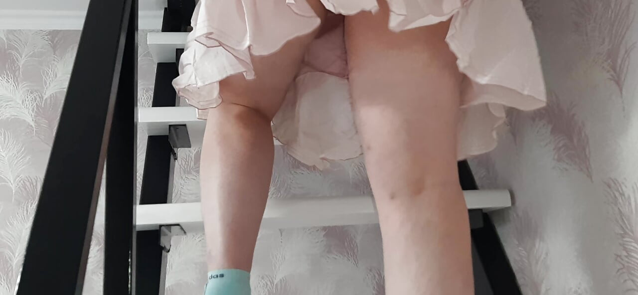 Üvey annem temizlerken, kıllı amına bakıyorum.