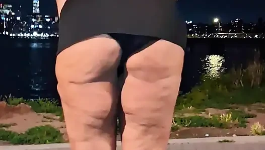 Bacakla azdırma - mini etek - kalın kalçalar - angie love - iri güzel kadın - Porto Rikolu kadın - parmak arası terlik