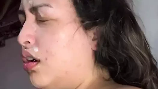 Yarağını ağzına aldıktan sonra yüzüne boşalıyor