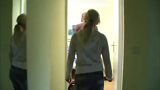 Dövmeli seksi sarışın amcık yatak odasında büyük yarak emiyor