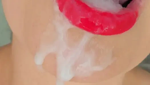 İsveçli orta yaşlı seksi kadın ağzına boşalma oyunu