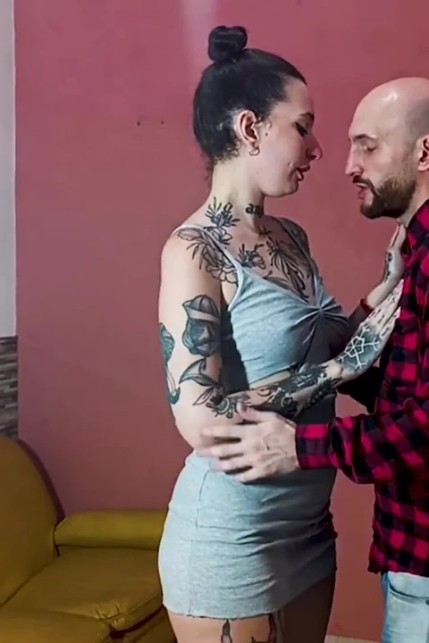 Beni mastürbasyon yaparken buluyor ve süper sert bir sakso çekmeyi teklif ediyor.