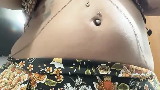 Boho eteğinin altında kıllı amcığıyla latin Arap tanrıça (azdırma)