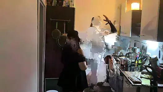 Mutfak fetişi fışkırtma çılgınlığı - olgun sürtükler her yere sırılsıklam