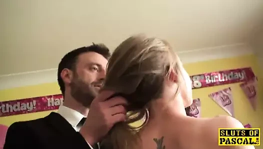 ingiliz 18 yaşındaki guzzles maledoms boşalmak üzerinde ona bday