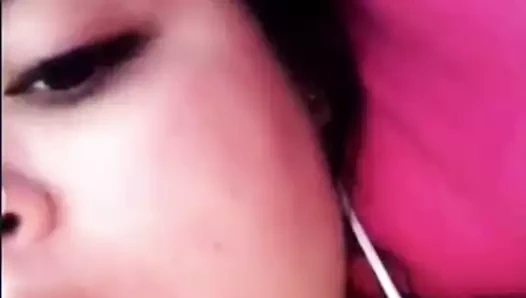 Latina kıçını gösteren eğilme