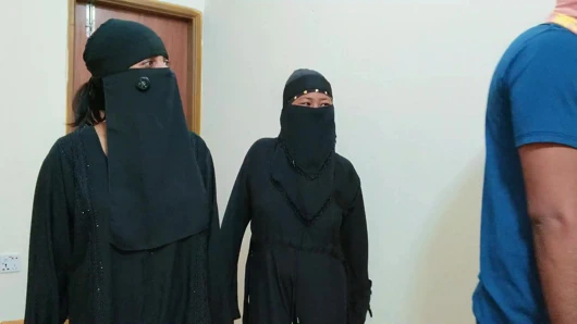 Doğum günümde iki ateşli üvey kız kardeşimi sikiyorum