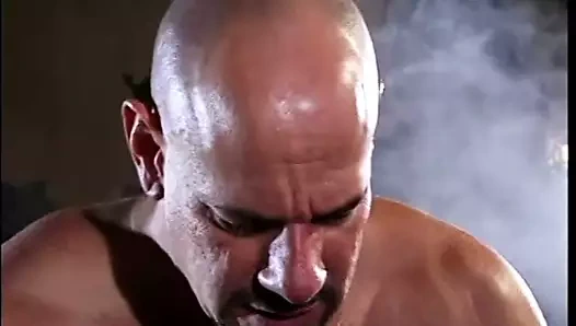 Dik busty orospu berbat ve sikikleri asılı damızlık açık havada