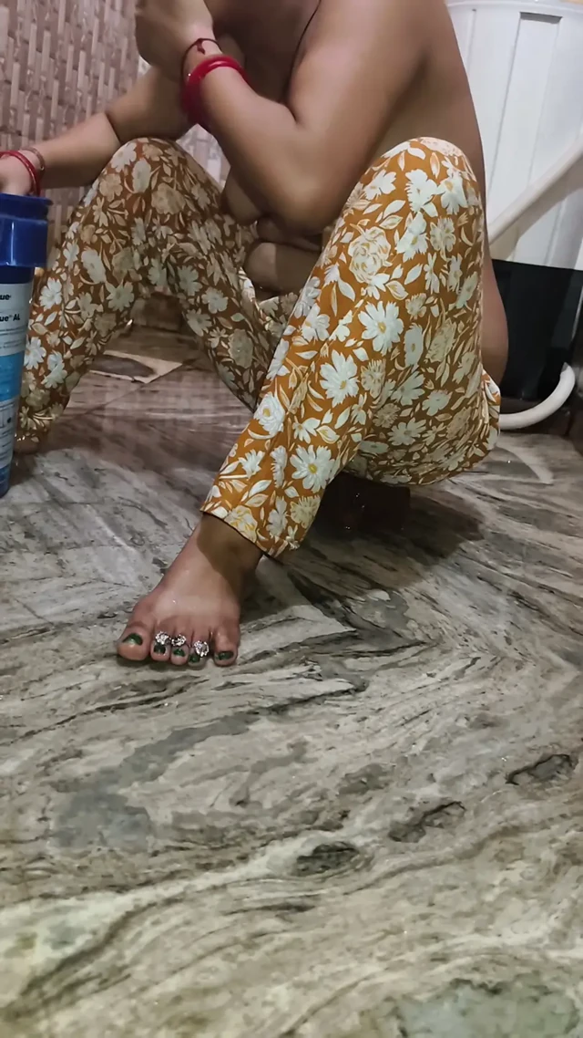 Bhabhi ko nahate me choda