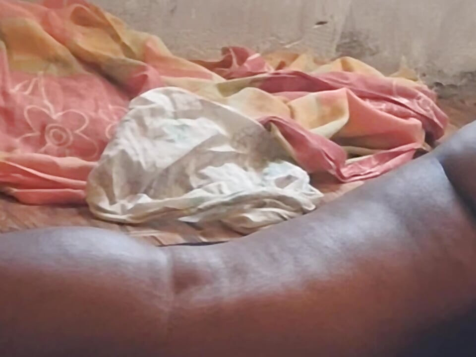 Üvey oğlum üvey kızımın üvey annesinin büyük götünü sikmek istiyor