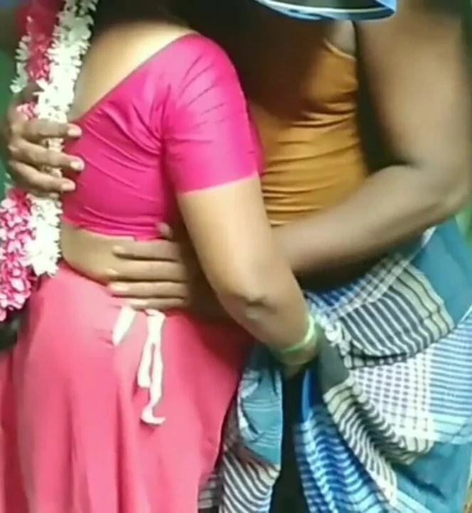 Деревенская тетушка дрочит член тамильского паренька