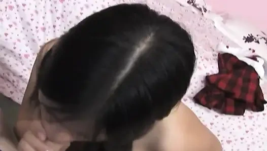 Asyalı genç kız üniforma içinde yarak emiyor