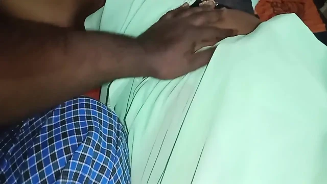 .teyzemin evine gittim ve sari içinde o kadar güzeldi ki göğüslerini aldım ve onunla seks yaptım.