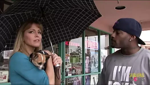 Bu siyah adam orta yaşlı seksi kadın tavlama için mükemmel bir tişörte sahip