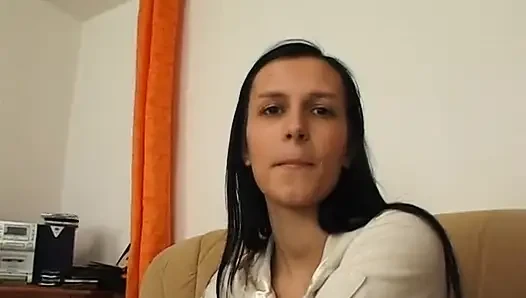 Esmer güzel bakış açısıyla sakso çekmeden önce mastürbasyon yapıyor