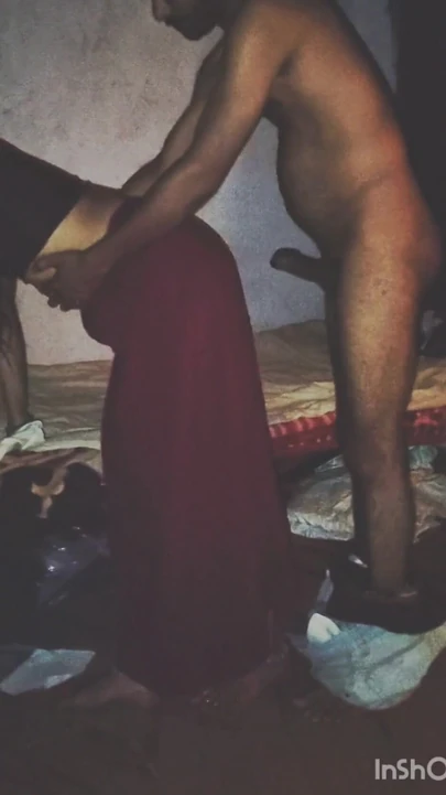 Hintli çift sari içinde ateşli romantizm yaşıyor | Klip 2