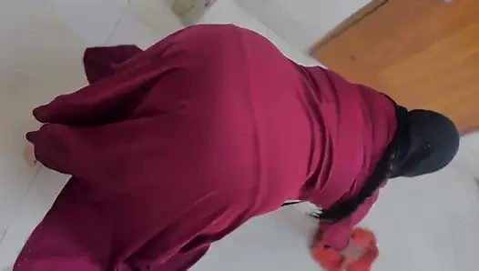 Güzel Müslüman ateşli üvey anne odayı temizlıyor ve büyük götünü göstererek beni baştan çıkarmaya çalışıyor benden göt sikişi istiyor