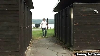 Yaşlı sarışın kamu soyunma odasında becerdin alır