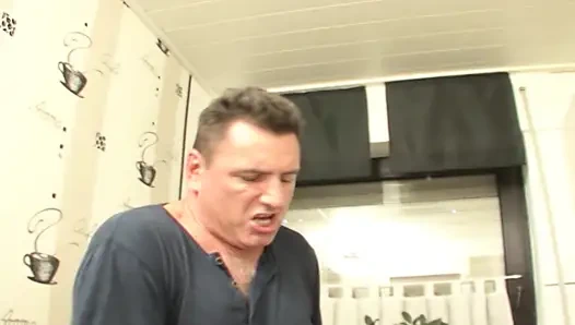 Çoraplı çekici Alman hizmetçi mutfakta yarağa biniyor