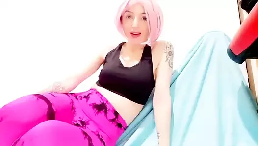 Üvey kız kardeş yoga pantolonunu senin için ıslatıyor