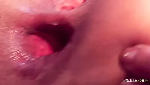 Çok ince ve son derece itaatkar bir kadın anal seks yapıyor ve daha sonra büyük miktarda boşalma aldı