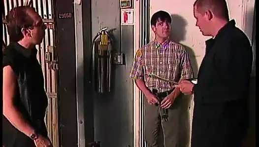 Üç hatun arabada amcıklarını ve götlerini sikiyor