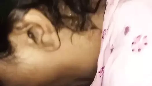 Büyük göğüslü Pakistanlı teyze genç çocuğun aletini emiyor