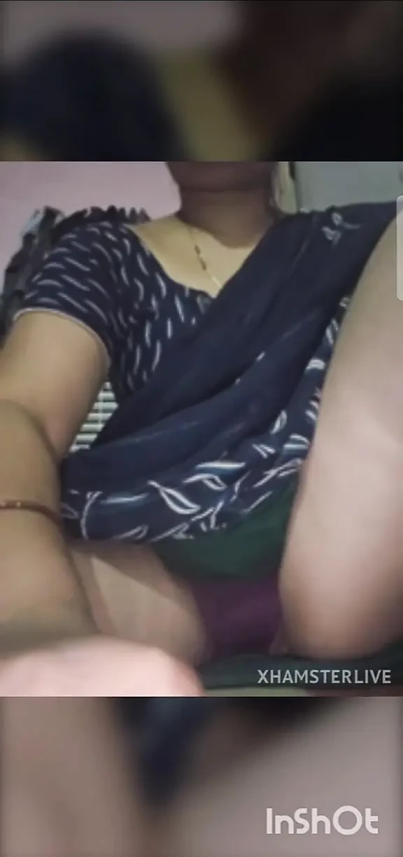 Desi bhabhi ne kursi pe beth ke apni chooth ke maje liye