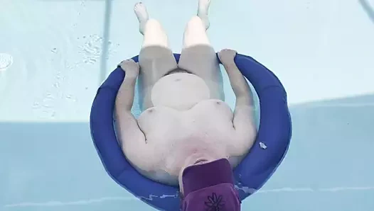 Bbw yüzen çıplak içinde the havuz