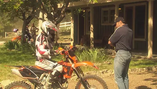 Romantik çift vahşi doğada sert sikişiyor