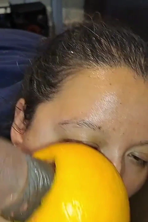 İri güzel kadın büyük zenci yarağını emiyor ve sikini greyfurtla okşuyor