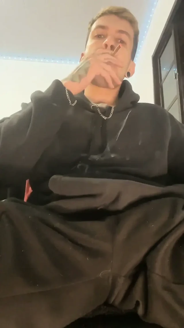 Beyaz adam büyük pembe yarak boşalana kadar porno izliyor