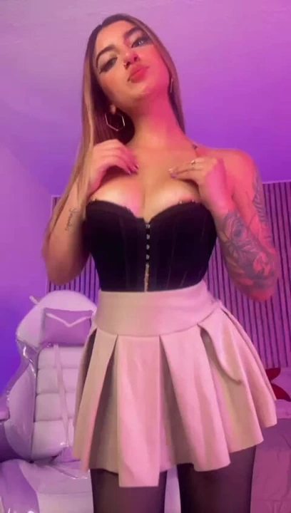 Ateşli kız eğlenceyi bekliyor