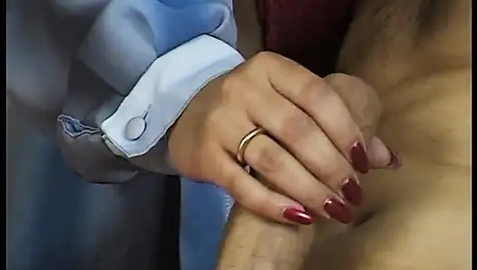 İç çamaşırlı esmer sürtük klasik videoda arkadan sikiliyor