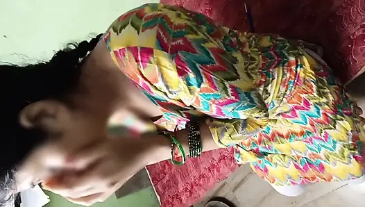 Hintli ateşli kız kolaj erkek arkadaşını odasına davet ediyor ve