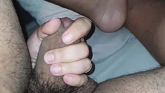 Üvey annenin eli üvey oğlunun yarağına kayıyor ve otel odasında onu iyi sıvazlıyor