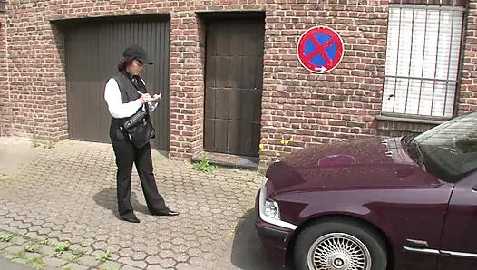 Trafik kontrol görevlisi kadın vajinasına boşalmasına izin veriyor