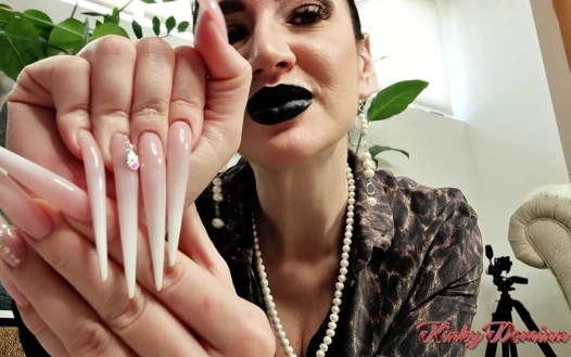 Beyaz uzun tırnaklar tanrıça drone eğitimi