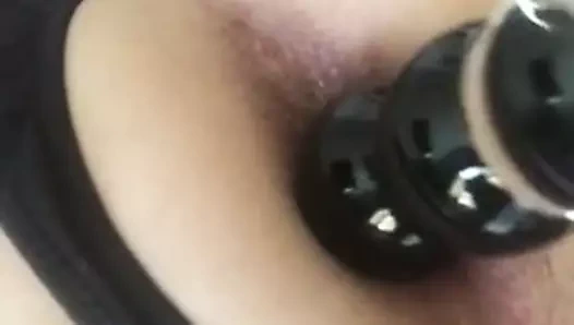 Je me gode le cul avec le sextoy de ma femme