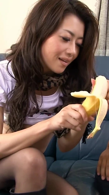 Горячая японка в сексуальных чулках как жесткий член и введения овощей