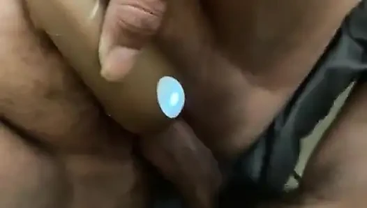 İri güzel kadın amatör evli kadın oyuncağını kullanırken sikişiyor