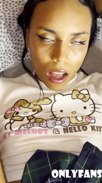 Захватывающий момент из "Hello Kitty тинку сняли в парке для анального кримпая"