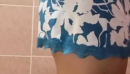 Çok arzulu kız tamamen ıslanıncaya kadar eliyle amına dokunuyor