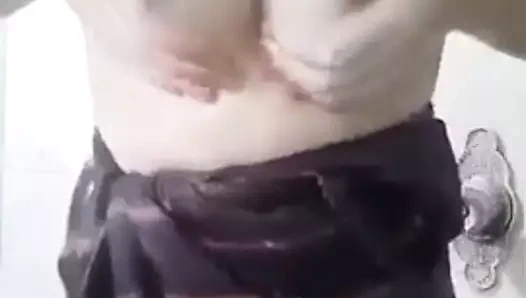 Göğüslerimi yıkamak, juhi yenge banyoda