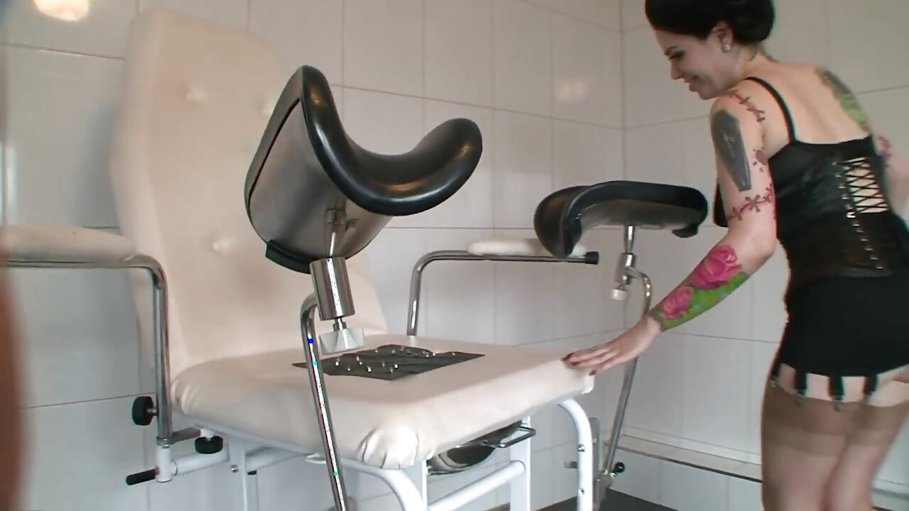 Bağlı BDSM Bebek Zindanda Sert Sikiliyor