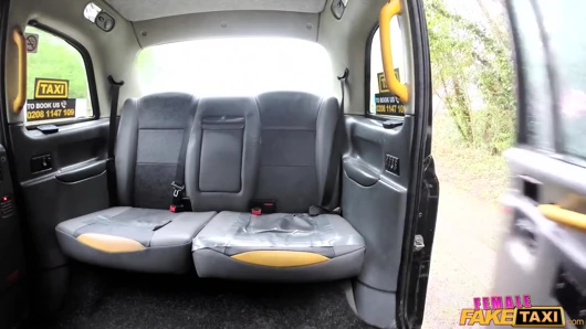 Kadın fake taxi - iki ateşli esmer ve seksi bir dildo
