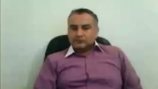 Sıcak latin baba okşayarak at ofis