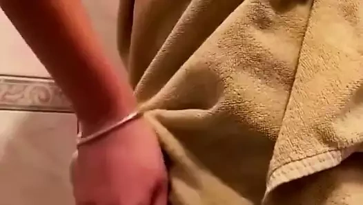 Bir partide duşta kocasını aldattı