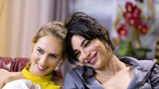 Busty trans arkadaşımın aletinin her yerine fışkırttım!