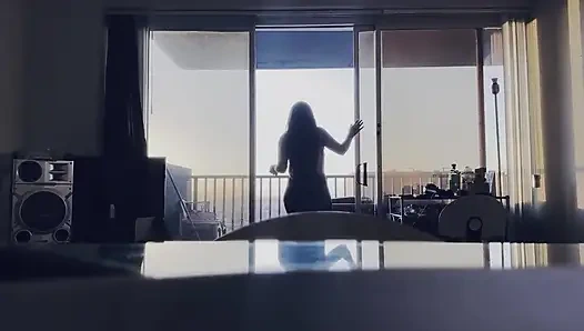 Meksikalı bir barbiie aşk şarkısını söylüyor